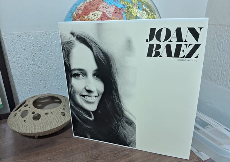 A estreia de Joan Baez, em 1960, obra definidora do folk de protesto