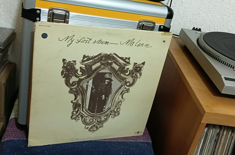 Estreia de Melanie: folk pop confessional anunciando chegada para ficar