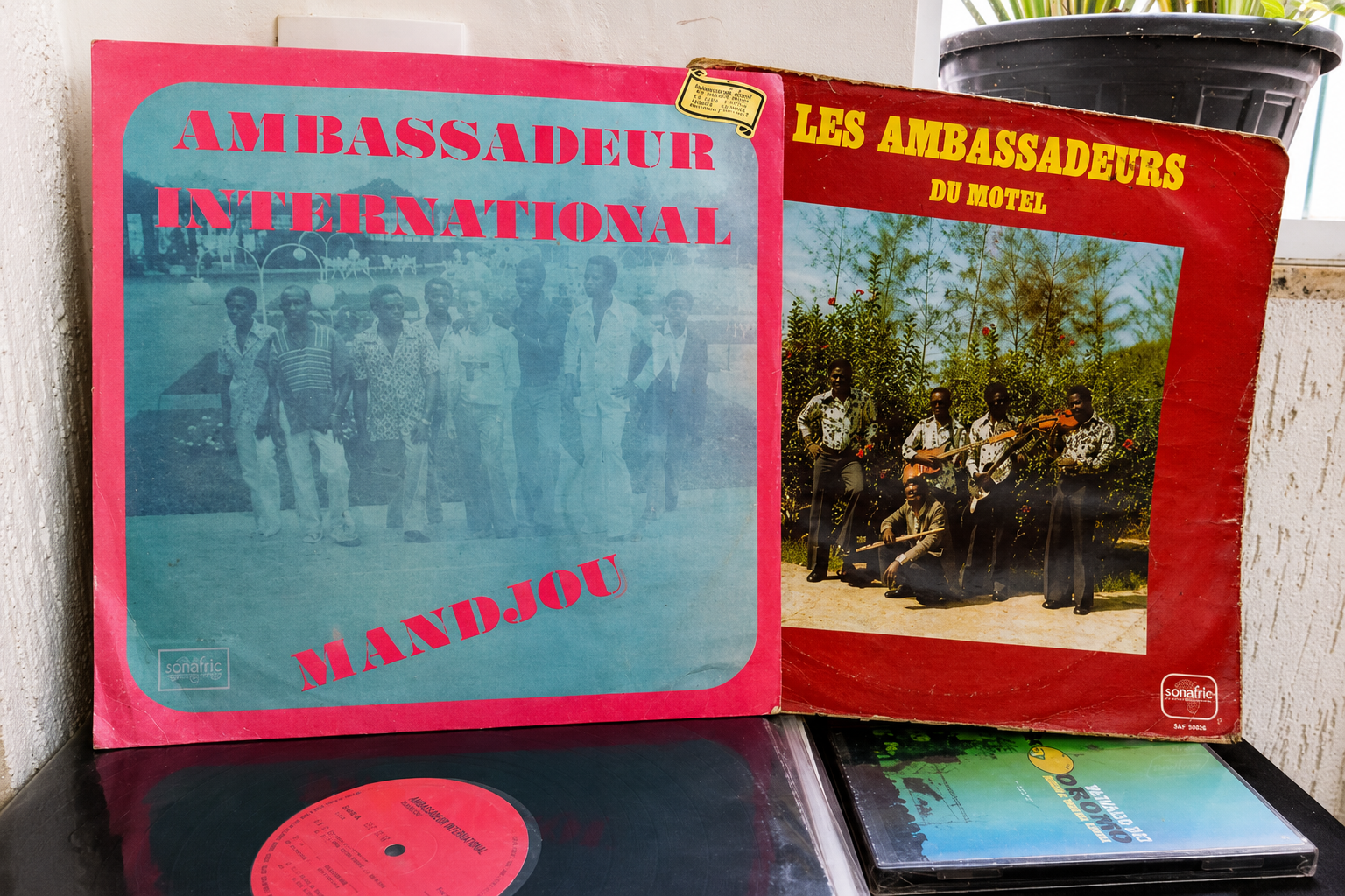 Discos africanos clássicos: (18) Les Ambassadeurs: LA du Motel / Mandjou