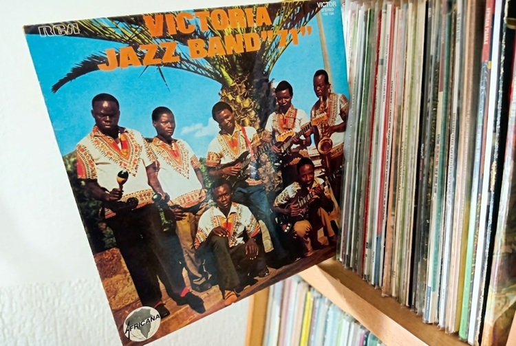 Discos africanos clássicos: (30) Victoria Jazz Band / “71” (Quênia)